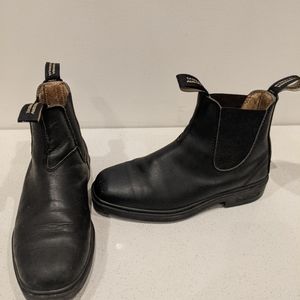 Chisel toe Blundstones